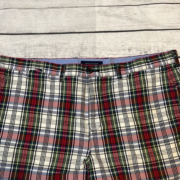 Tommy Hilfiger Classic Chino Shorts Men Size 42 Flat Front Plaid Red Green Blue - Picture 2 of 10